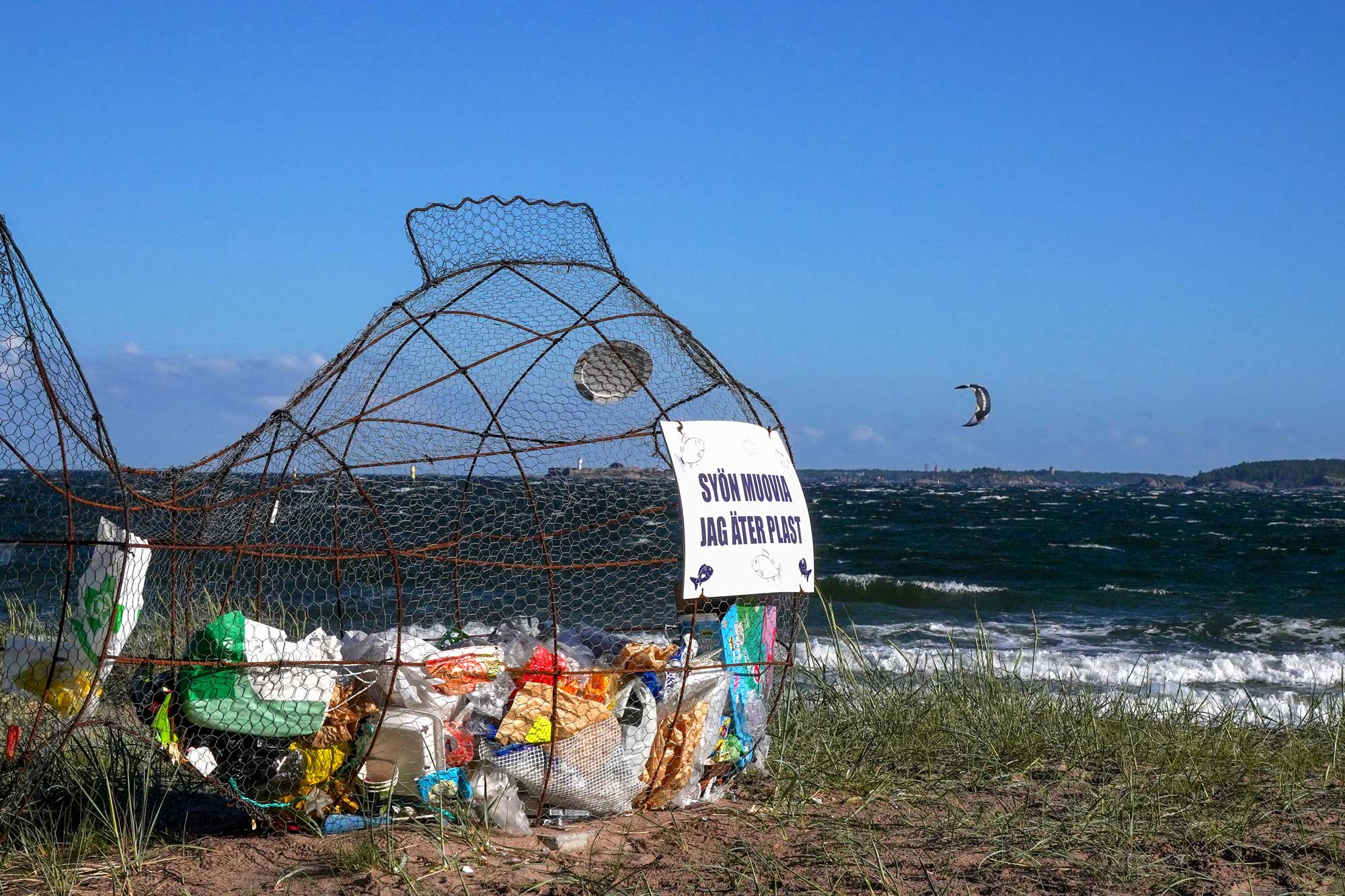 Kerää ja tutki mikromuovia -tehtävä, muovinkeräyspiste rannalla