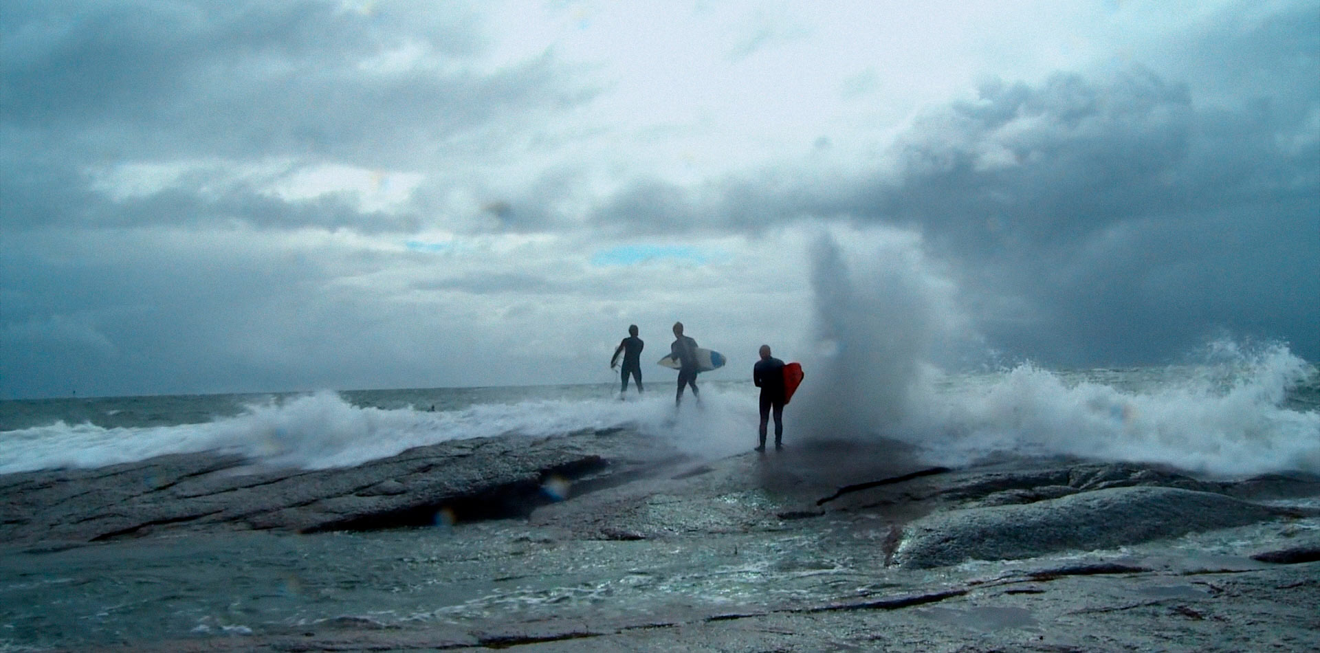 Kirjoita Itämeri räppi -tehtävä, lainelautailijat rannalla