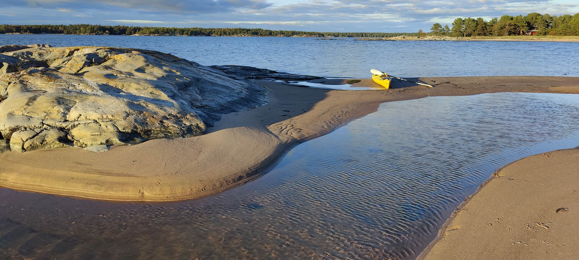Ota ja tutki vesinäytteitä -tehtävä, kajakki rannalla