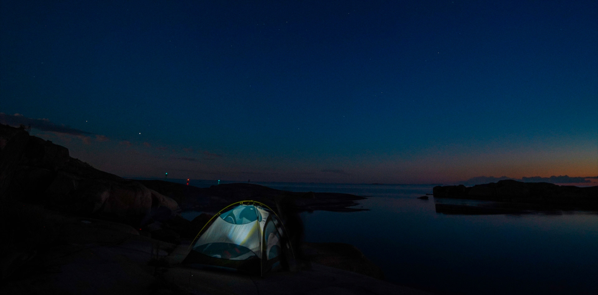 Pohdi jokaisenoikeuksia -tehtävä, teltta kalliolla yöaikaan
