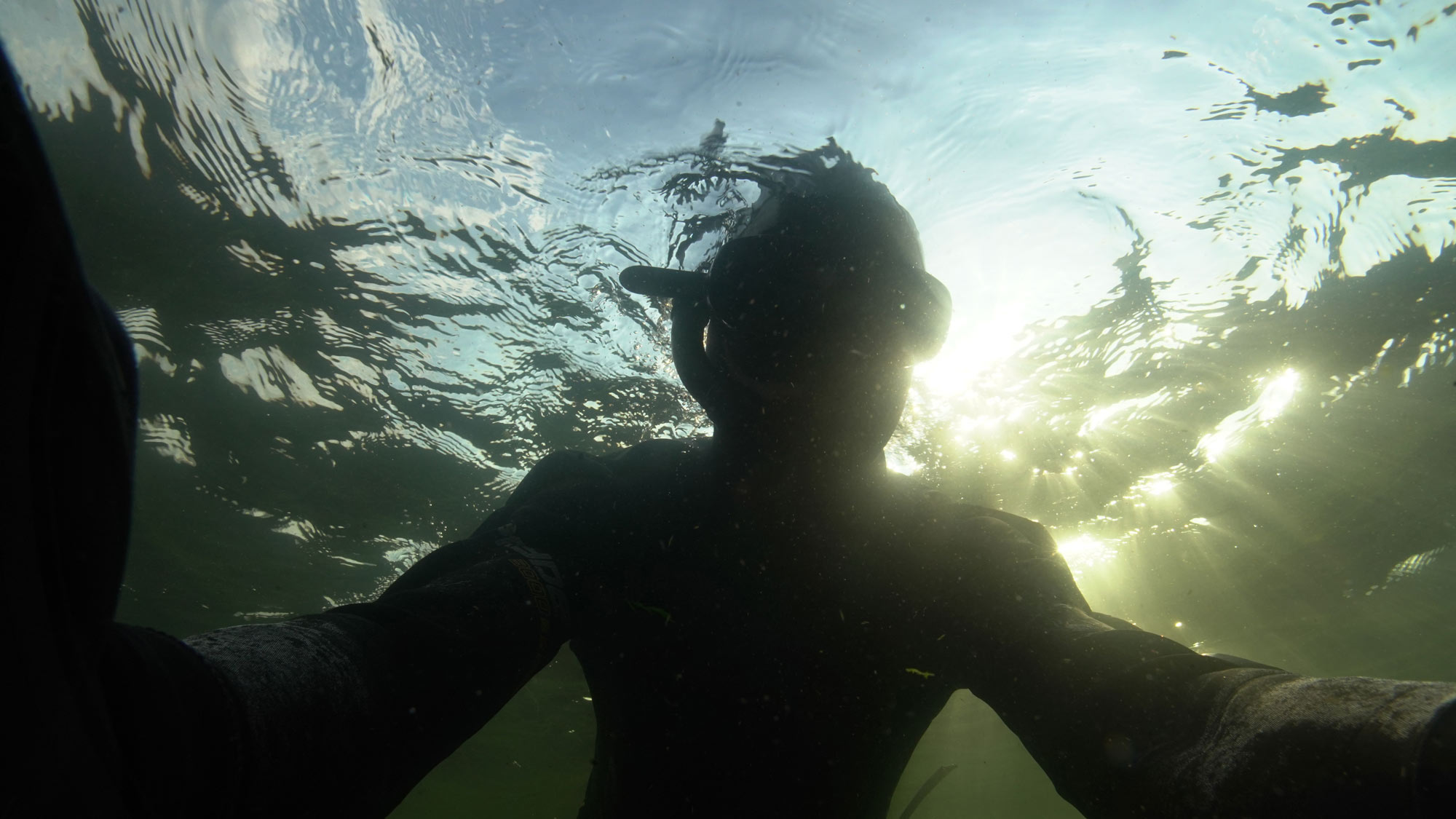 Tee draama valmiin aloituksen pohjalta -tehtävä, sukeltaja uimassa