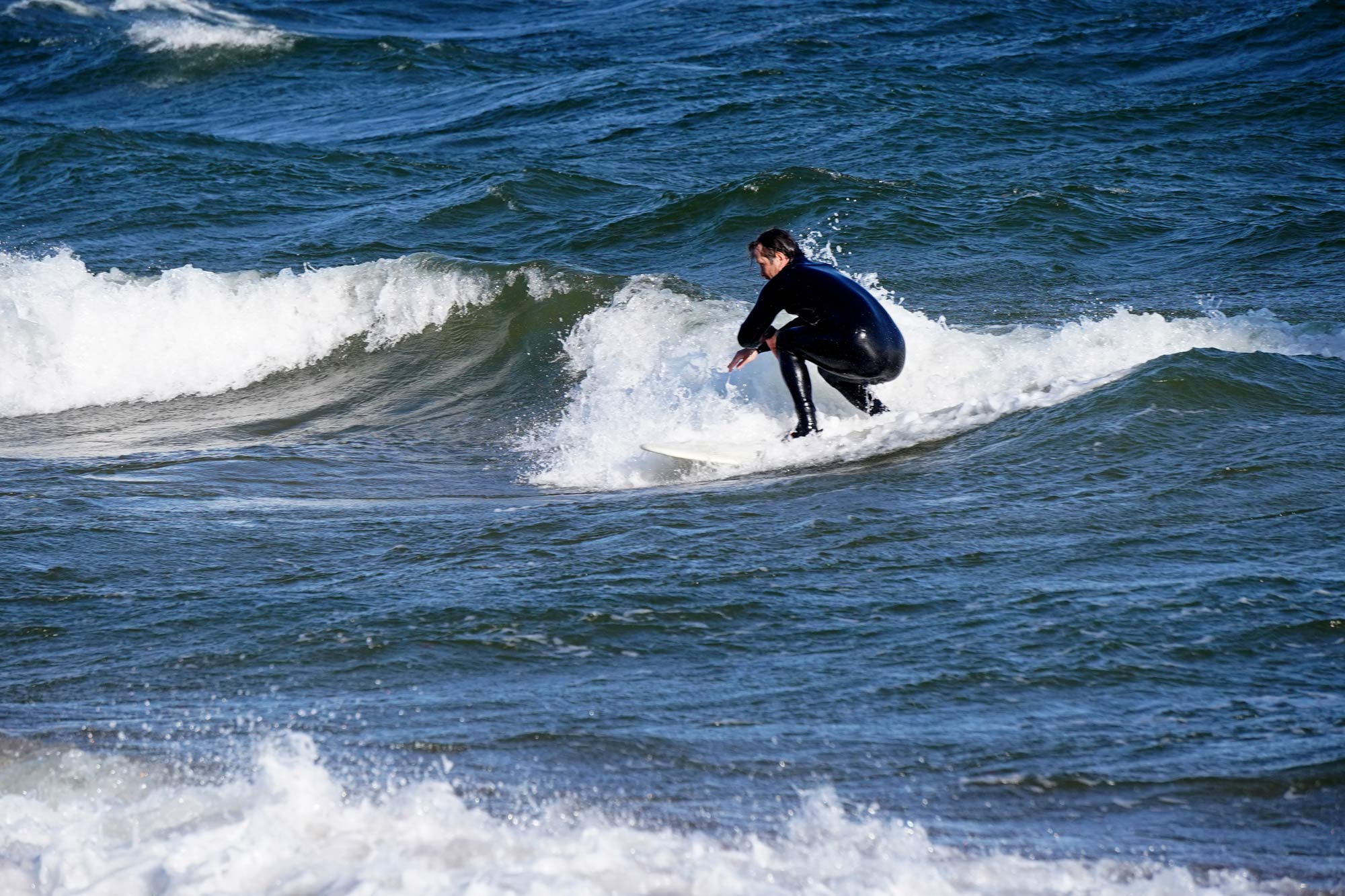 Tee vaikuttava juliste -tehtävä, lainelautailija aallokossa