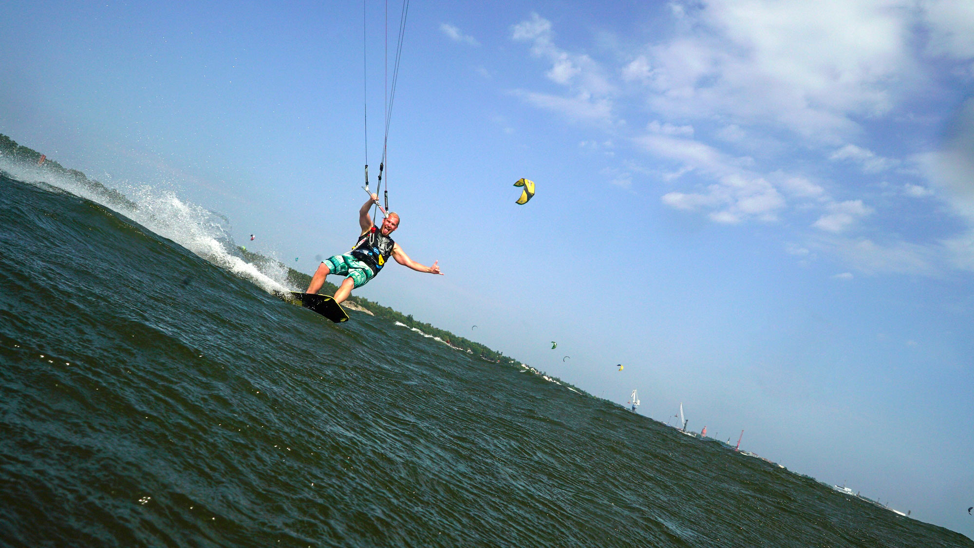 Tutustu meriharrastuksiin ja tee mainos -tehtävä, mies lainelautailemassa